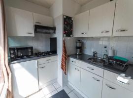 Bungalow in North Holland coast, hotel in Sint Maartenszee