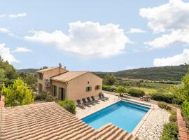 Charming French Villa with Pool, Hotel in Cébazan