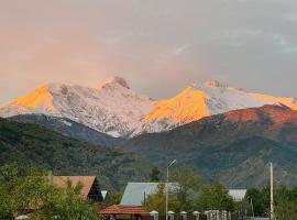 SUN & MOON Cottage Dreamy cabin next to forest, chalet i Oni