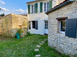 Charming house with garden in Ars-en-Ré，位于阿尔桑雷的酒店