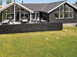 16 person holiday home in Hasselberg, hotel em Kappeln