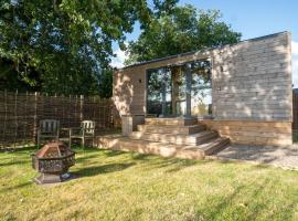 Beautiful cabins in Herefordshire countryside, hotel u gradu 'Hereford'