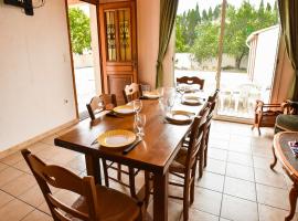 Holiday Home in Argeliers near Sandy Beaches, hotel a Argeliers