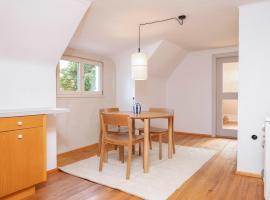 Zentraler Charme im historischen Dachgeschoss, khách sạn ở Bregenz