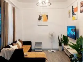 Charming 2BR Apartment with Balcony and Mountain View - Logan's Transient Apartment 2