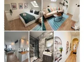 Newly Renovated Luxury Fully Self-Contained Studio with Private Bathroom and Kitchen R6
