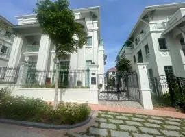 Sunrise Villa bãi Khem - biệt thự 4 phòng ngủ, 5 phòng tắm, thang máy riêng, máy giặt và sấy đồ, bếp với đầy đủ dụng cụ ăn uống, đồ dùng nấu ăn