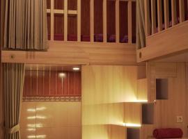 The Nyulu Hostel, hotel v mestu Sampalan