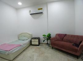 Room with private bathroom in a flat-ladies only, hotell i Muscat