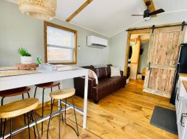 Misty Hollow Tiny Home Cottage, mini casa em Robbinsville