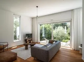 The Hideway, Peaceful Energy & Modern Comfort!