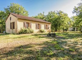 Holiday home with swimming pool, hotel a Salignac