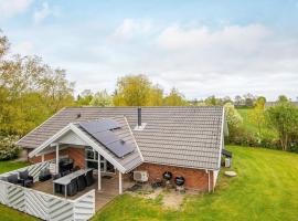 4 star holiday home in Juelsminde, hôtel à Sønderby