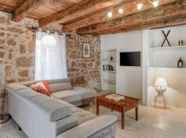 Beautiful holiday home with pool in Teillots, hotel en Teillots