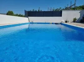 Bazen na dan Saray pool