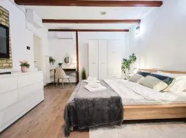 Central Jenni House Studio
