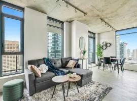 Corner Luxury High-Rise Condo Sleeps 7