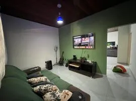 Casa espaçosa dentro de condomínio -até 8 hóspedes