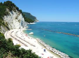 239 - Comoda mansarda in centro a Sirolo, con vista mare - POSTO AUTO E ARIA CONDIZIONATA INCLUSI - SPIAGGIA WHITE BEACH CLUB OMAGGIO dal lun al ven FINO AL 02-08, hotell i Sirolo