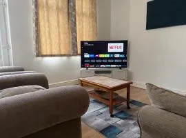 Leeds Serviced Accommodation - Apartments - 3 Bed House-Close To Centre -M621 & M1 - Contractors - Business Travellers - Families