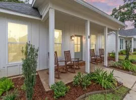 New Breezy Cottage - King Bed - Mini-Golf - Park
