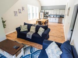 NEW Skye Ridge Carriage House with Hot Tub，基靈頓的寵物友善飯店