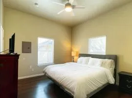 Spacious King Suite with Private Bath - Central, 10 Min Downtown Access
