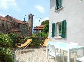 Low-mountain house with terrace and garden, near Lake Maggiore, hotel in Maccagno con Pino e Veddasca