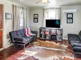 3 Mi to Old Town, Fenced Yard ABQ Abode!