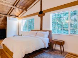 Hot Tub, Sauna, Cold Plunge - 1 mile from Rainier NP - Sleeps 8, cottage in Ashford