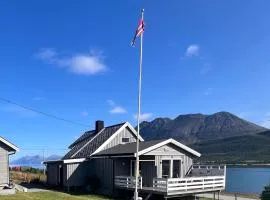 Koselig hus nær sjø og fjell