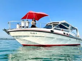 Gemütliches Motorboot im Yachthafen von Romanshorn