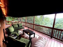 Peaceful Lake Lure Cabin, Hot Tub, Huge Screened Porch, Private Beach, Hotel in Lake Lure