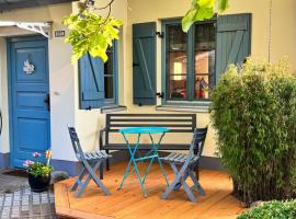 Frisch Saniert Ferienhaus Achterland - Strand, Sauna, Kamin, WLAN und ein großer Garten, Hotel in Kamminke
