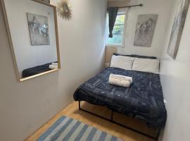 Mango private room in shared house, hostel v Miami