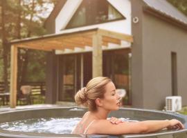 Osada pod Gwiazdami & SPA - FAMILY ogrodzony dom, prywatne JACUZZI, kominek, grill, ognisko, Kajaki, Plaża, Jeziora, hotel v destinaci Łasko