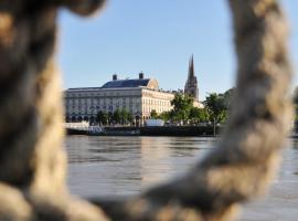 Péniche UHARTEA chambre d'hôtes "Baionako Gambara", guest house in Bayonne