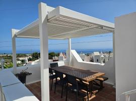 Casa Sunrisa Villa with breath taking sea and mountain view, hotel em Nerja