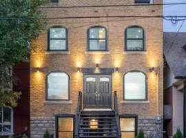 Renovated Church Hamilton! Guest Suite, hotel v mestu Hamilton