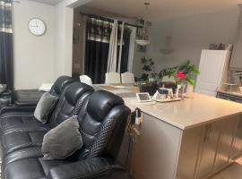Spacious Bedroom-Near Airport YYC, hotel di Airdrie