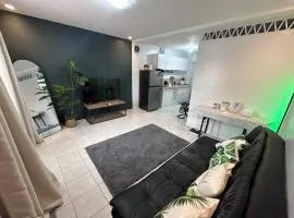 Cozy Hideout-Free Parking, Netflix & Arcade Games