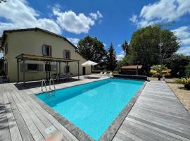 Luxurious Villa in Cazaubon with Swimming Pool, hotel v destinaci Marguestau