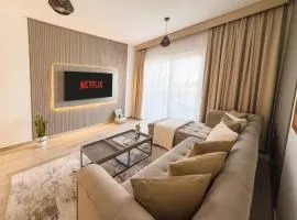 Luxury Stay 1BDR Apartment with Pool & Gym in Waters Edge
