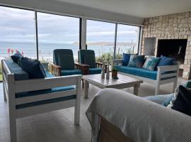 Baby Whale Bliss - Beachfront House, hotel v destinaci Witsand