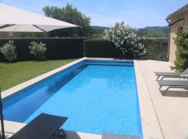 Villa in Malaucène near Mount Ventoux, hotel v destinaci Malaucène