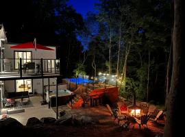 New chalet with Spa and Swimming pool - Le Must, hotel di Brownsburg