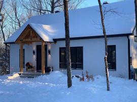 New chalet with Spa and Swimming pool - Le Must, hotel v destinácii Brownsburg