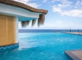 Luxury Apartment with Pool and Sea View