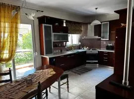 Πανέμορφη τριόροφη μεζονέτα σε οικισμό