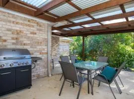 Leafy Retreat - spacious holiday home near harbour